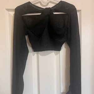 LONG, FLARED SLEEVE, TWISTED-FRONT CROP TOP IN BLACK TEXTURED KNIT